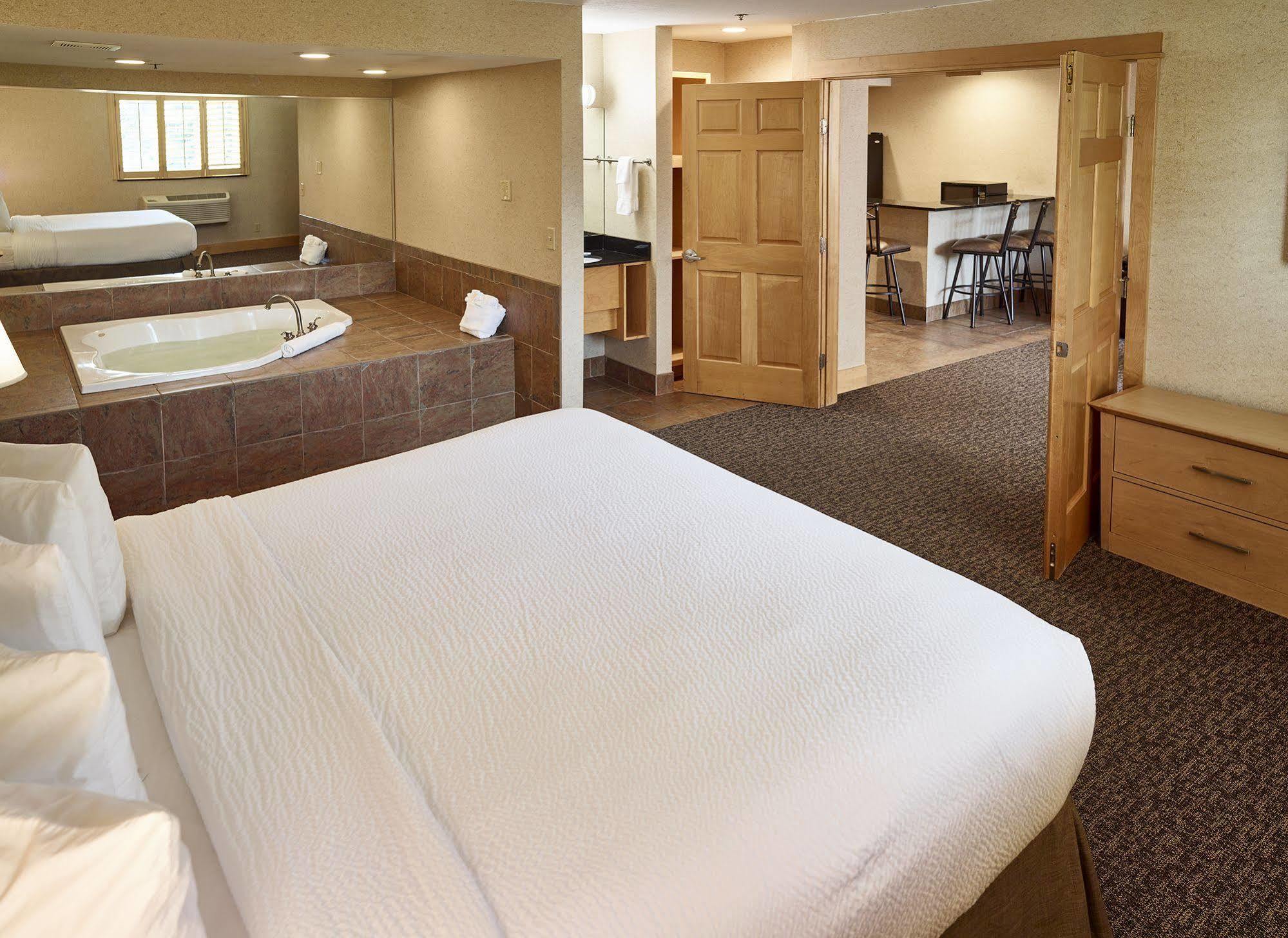 Livinn Hotel Minneapolis North / Fridley Екстериор снимка