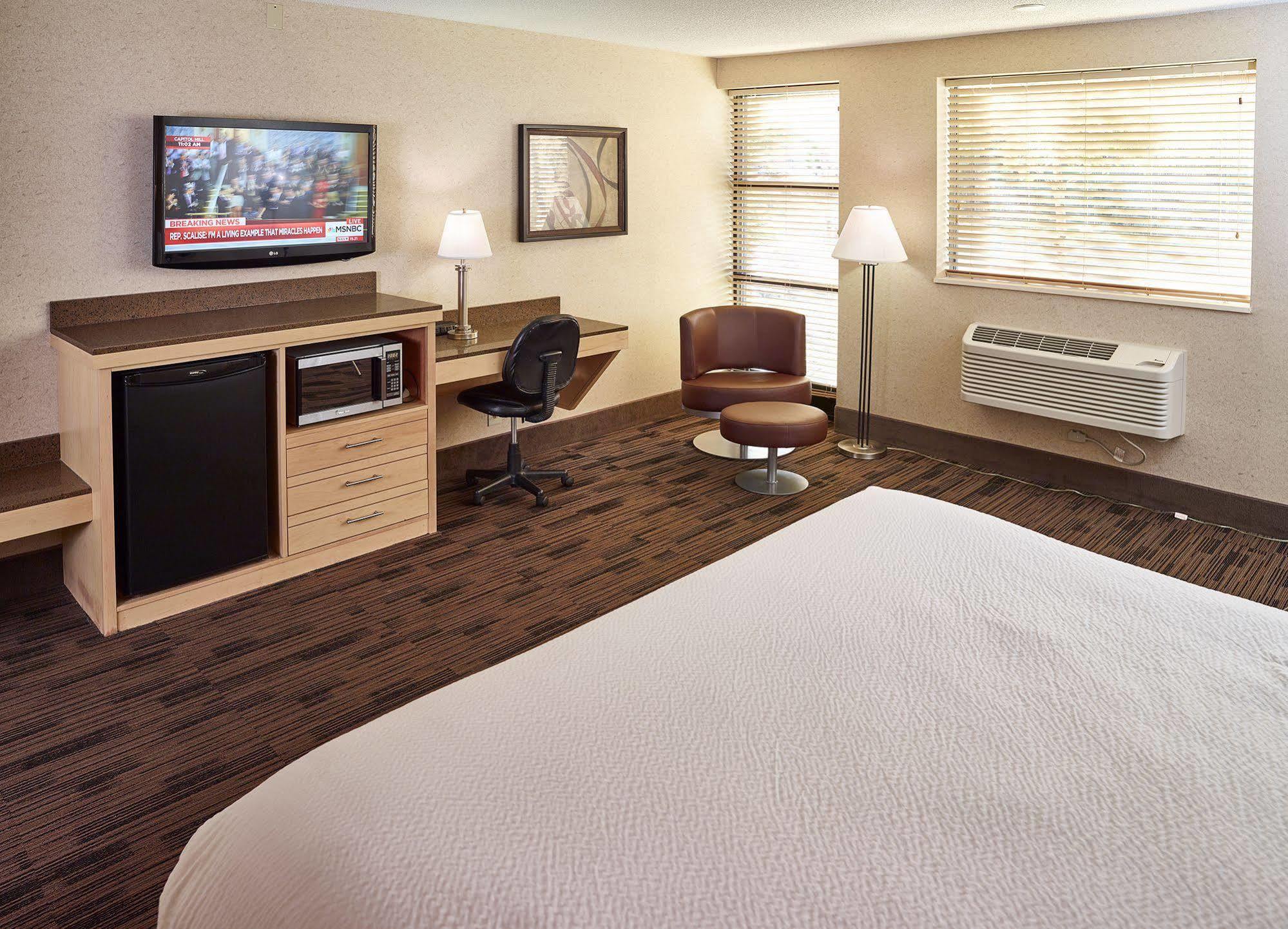 Livinn Hotel Minneapolis North / Fridley Екстериор снимка