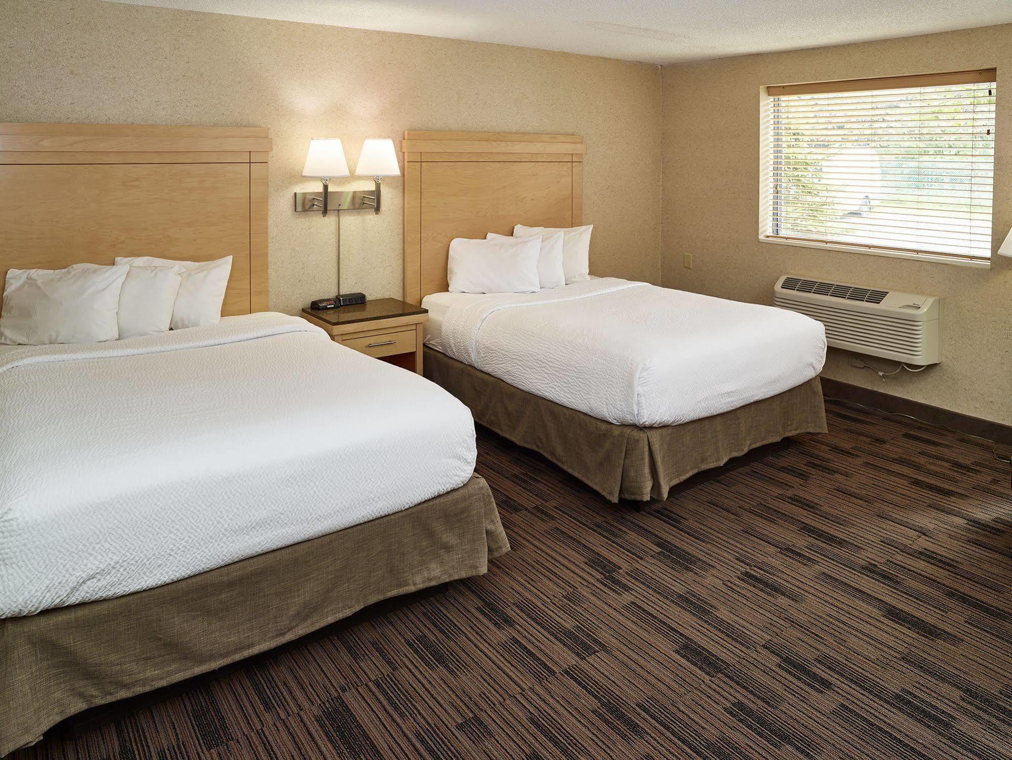 Livinn Hotel Minneapolis North / Fridley Екстериор снимка