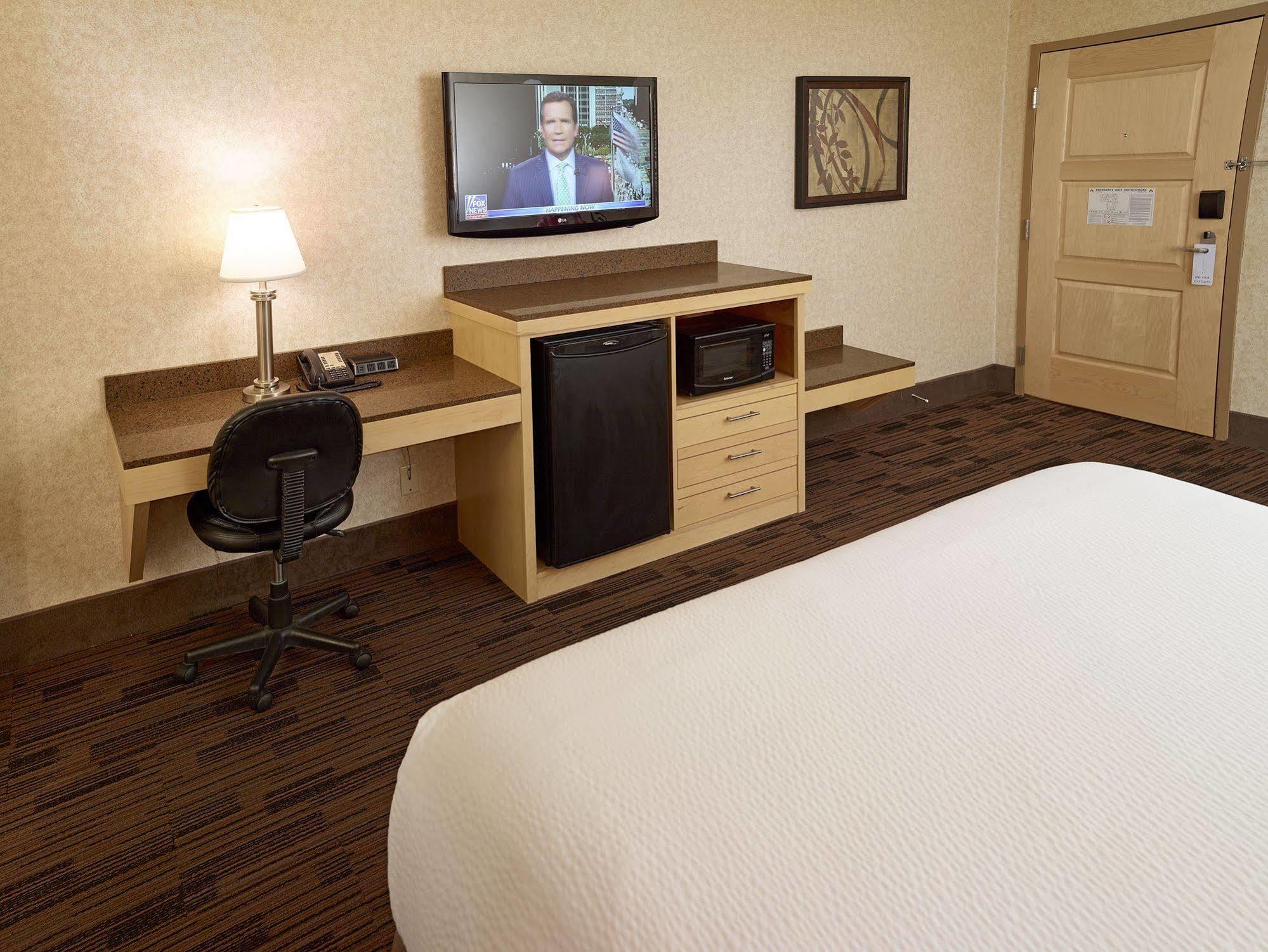 Livinn Hotel Minneapolis North / Fridley Екстериор снимка